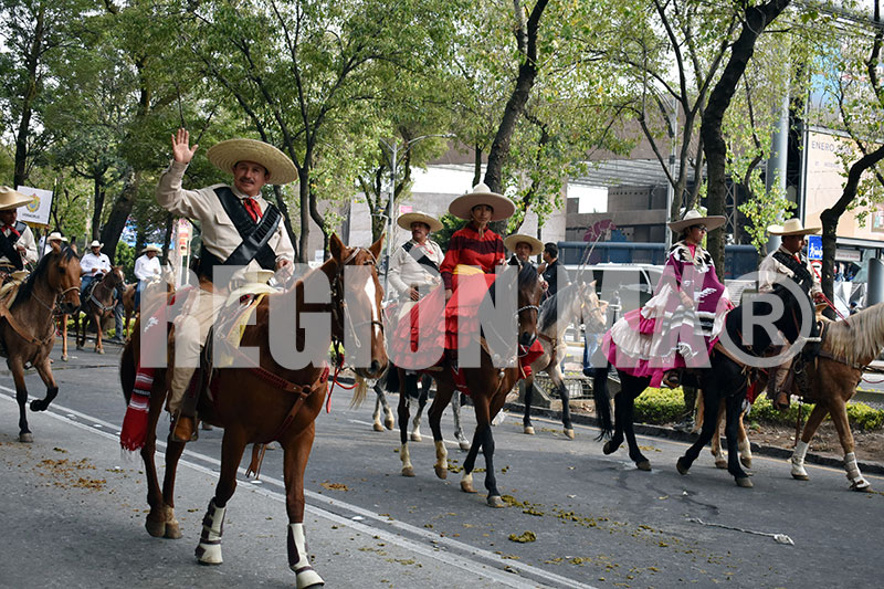 Por primera vez se llevó a cabo en la Ciudad de México un desfile revolucionario que incluyera jinetes de todos los estados de la República #regionmx