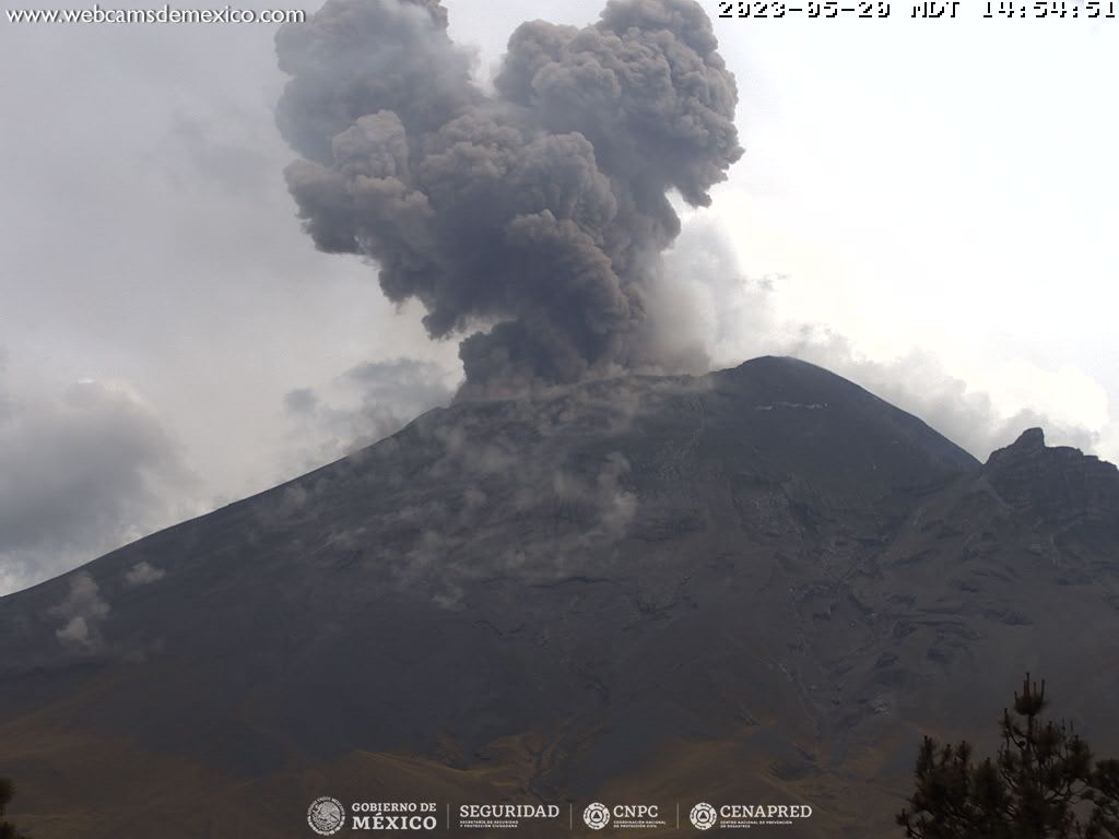 Profesionales y amateurs fotografiaron el volcán Popocatépetl y la ceniza que ha caído en Puebla #regionmx