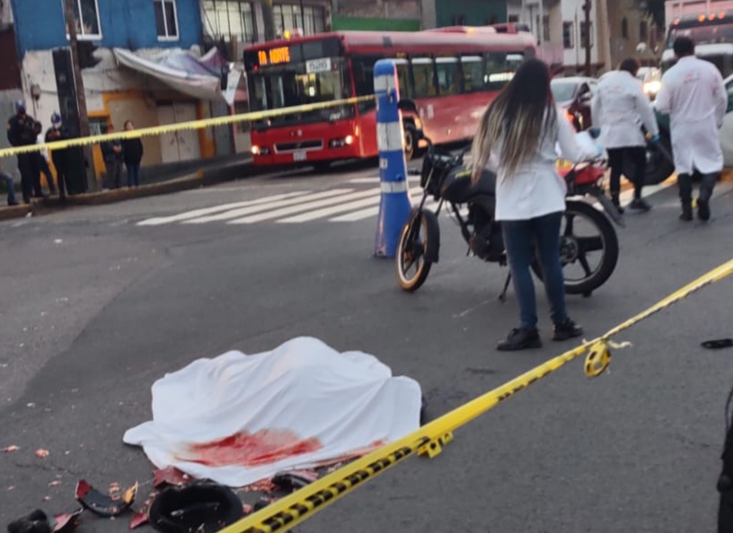 Motociclista fallece atropellado por el Metrobús #regionmx