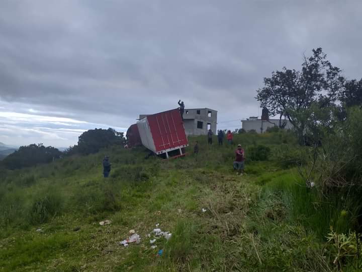 Tráiler se desvía para evitar accidente en carretera Naucalpan-Toluca #regionmx