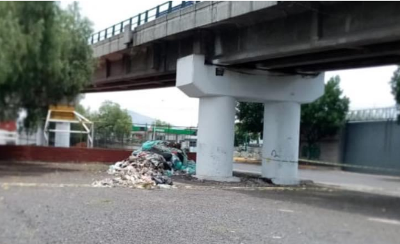 Abandonan residuos biológicos en bajo puente de Tlalnepantla #regionmx