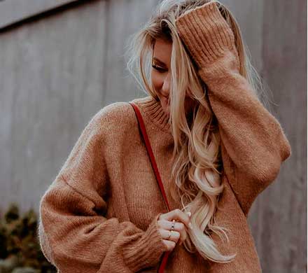 Outfits con suéter oversized para pasar estos fríos