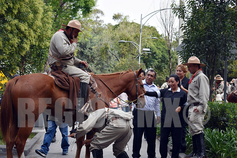 Los jinetes fueron citados desde las 11 de la noche del día anterior en la plancha del Zócalo, para desfilar.  #regionmx