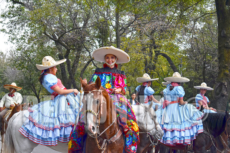 Participaron más de dos mil 700 jinetes quienes partieron del Zócalo, continuaron por Paseo de la Reforma y terminaron su recorrido en Campo Marte #regionmx