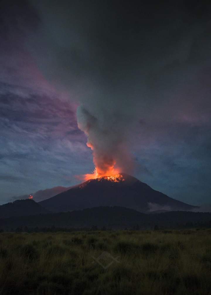 Profesionales y amateurs fotografiaron el volcán Popocatépetl y la ceniza que ha caído en Puebla #regionmx
