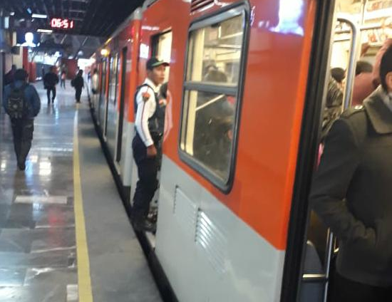 Sujeto intenta salir por la ventana del metro #regionmx