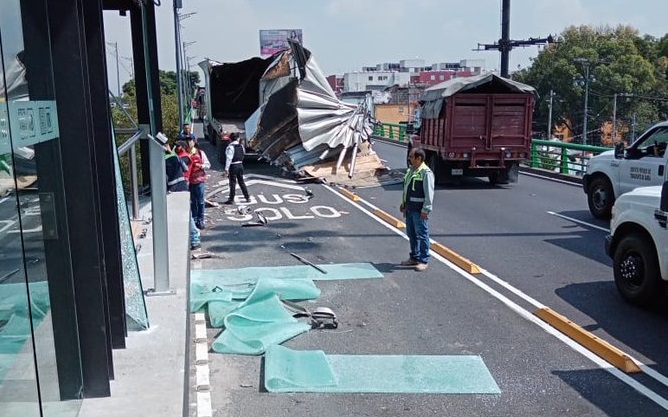 Tráiler choca contra estación del Metrobús #regionmx