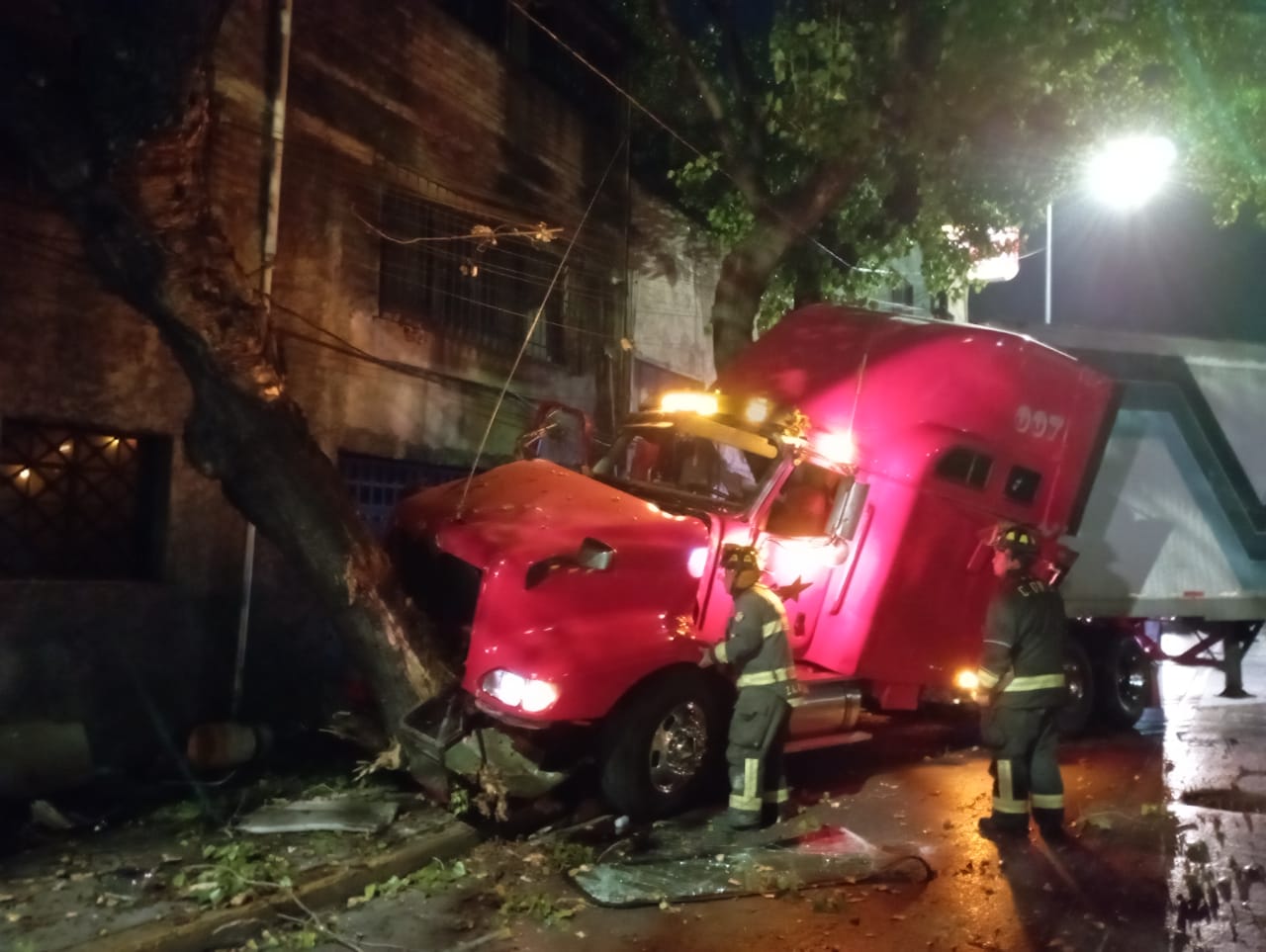 Tráiler se impacta contra casa y árbol en Circuito Interior #regionmx 