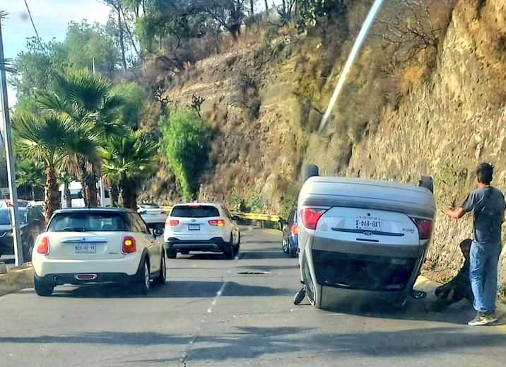 Vehículo vuelca en la zona de la Presa Madín #regionmx 