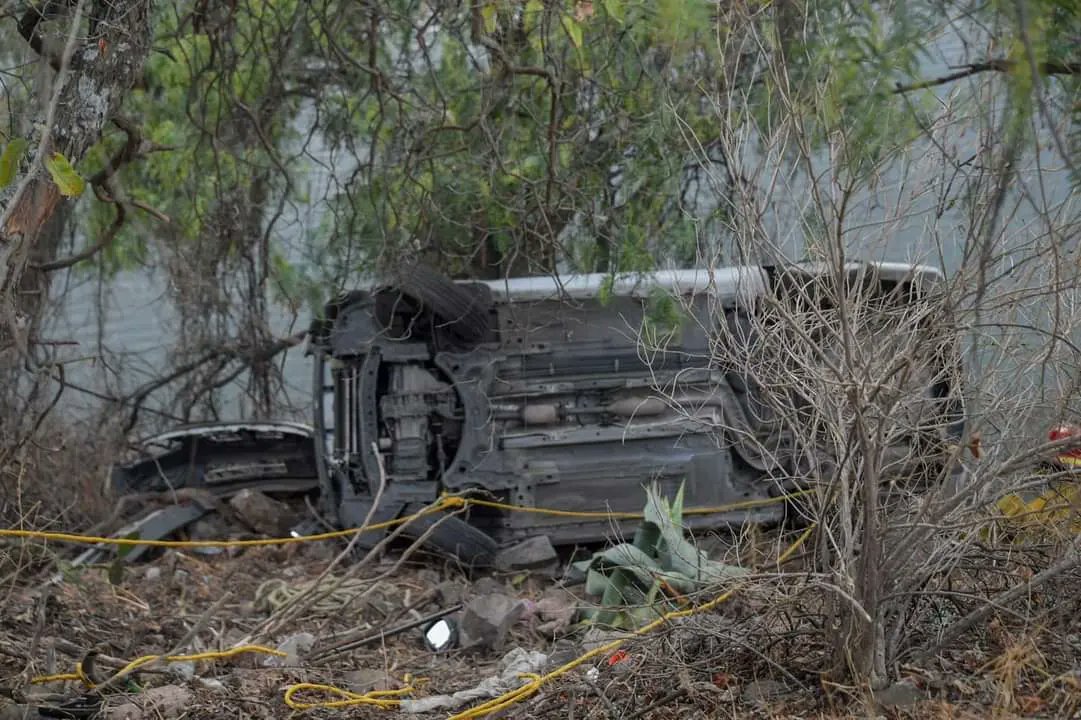 Vehículo a punto de caer en la Presa Madín #regionmx 