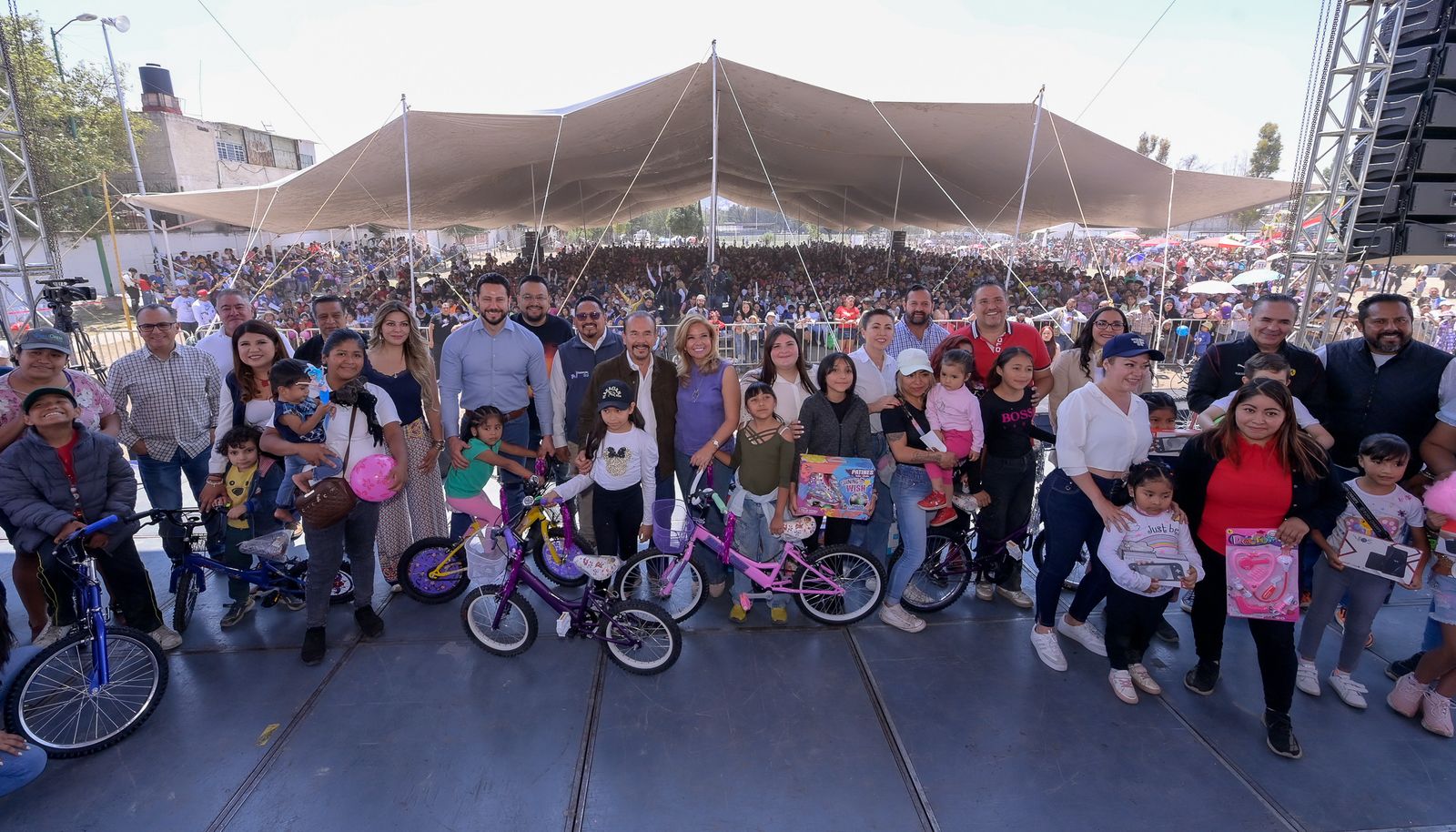 Pedro Rodriguez y Patricia Arévalo festejan el Día del Niño con miles de atizapenses #regionmx