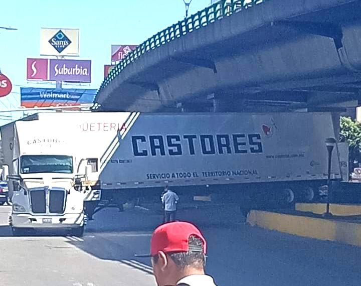 Trailer, avenida jose Lopez Portillo, Coacalco, puente vehicular, Juan Pablo segundo, accidente, policía, regionmx, noticias, estado de México, Edomex, revista