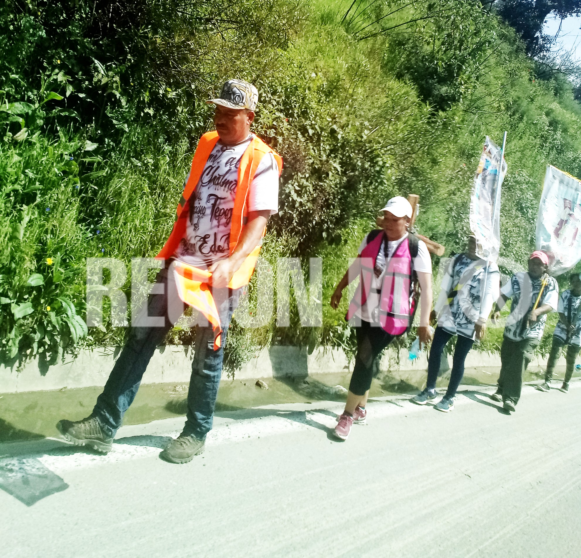 Peregrinos de San Francisco Tepojaco caminan hacia Chalma #regionmx