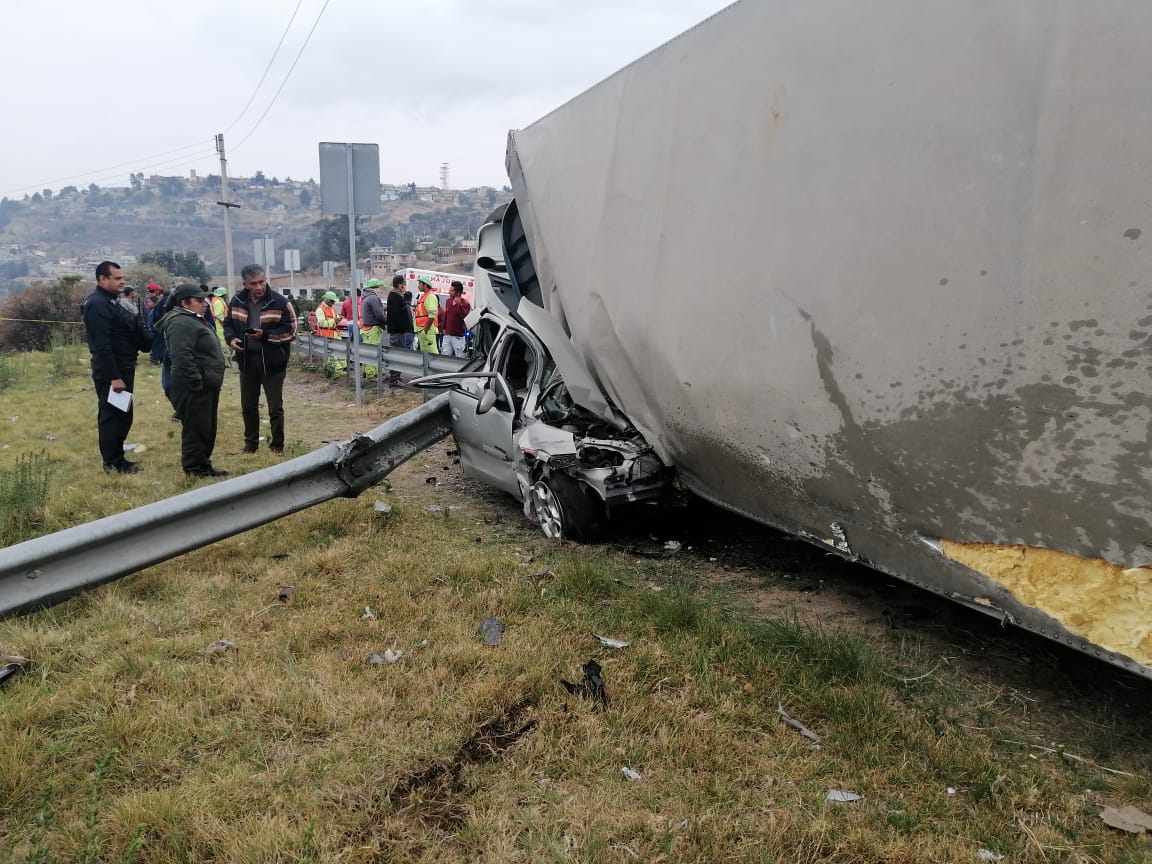 Tráiler vuelca sobre auto en la Naucalpan-Toluca #regionmx