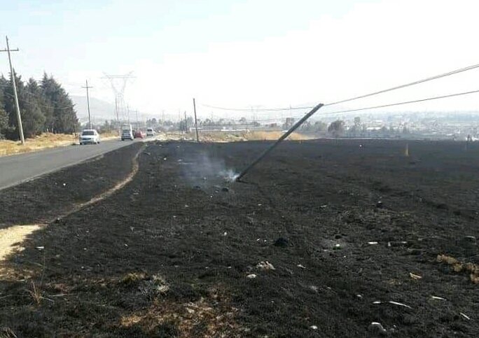Se quema poste de teléfono por incendio de pastizal #regionmx