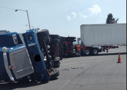 Vuelca trailer en el Circuito Exterior Mexiquense #regionmx
