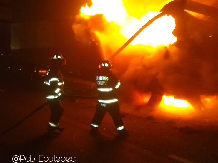 Tráiler se incendia en el Circuito Exterior Mexiquense #regionmx