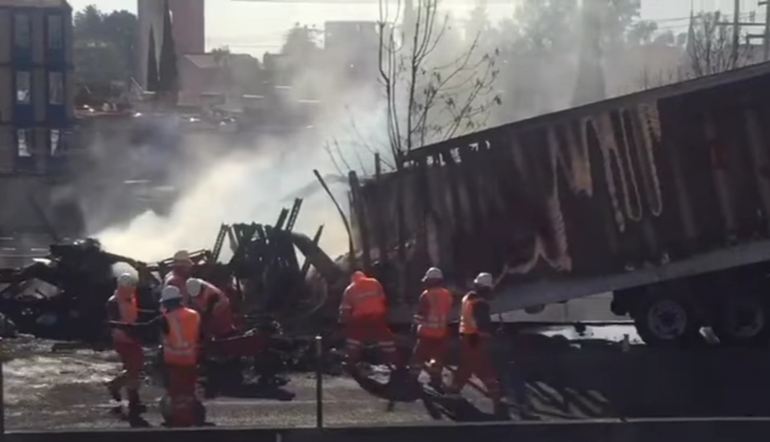 Tráiler se incendia en el Circuito Exterior Mexiquense #regionmx 