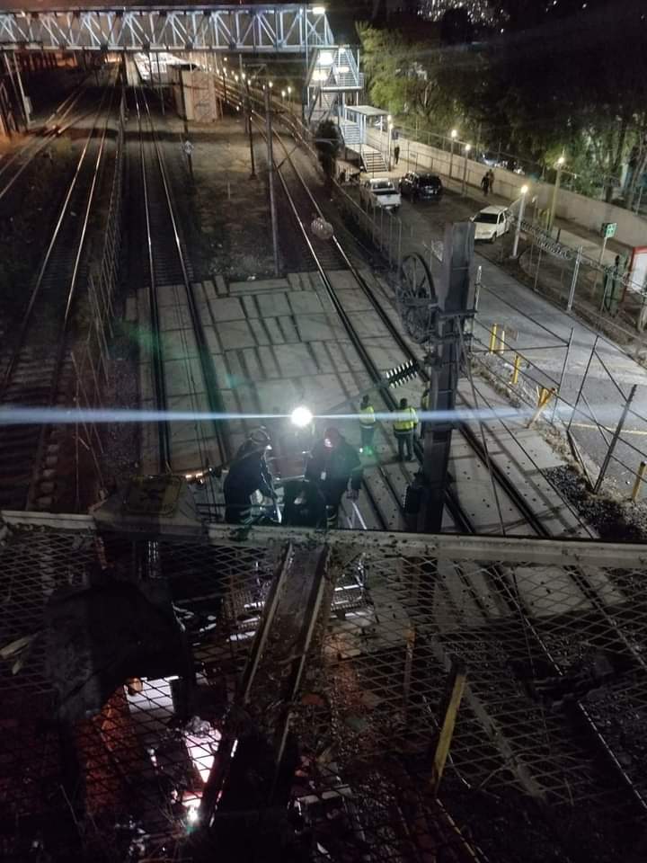 Camioneta cae a vías del Tren Suburbano #regionmx 