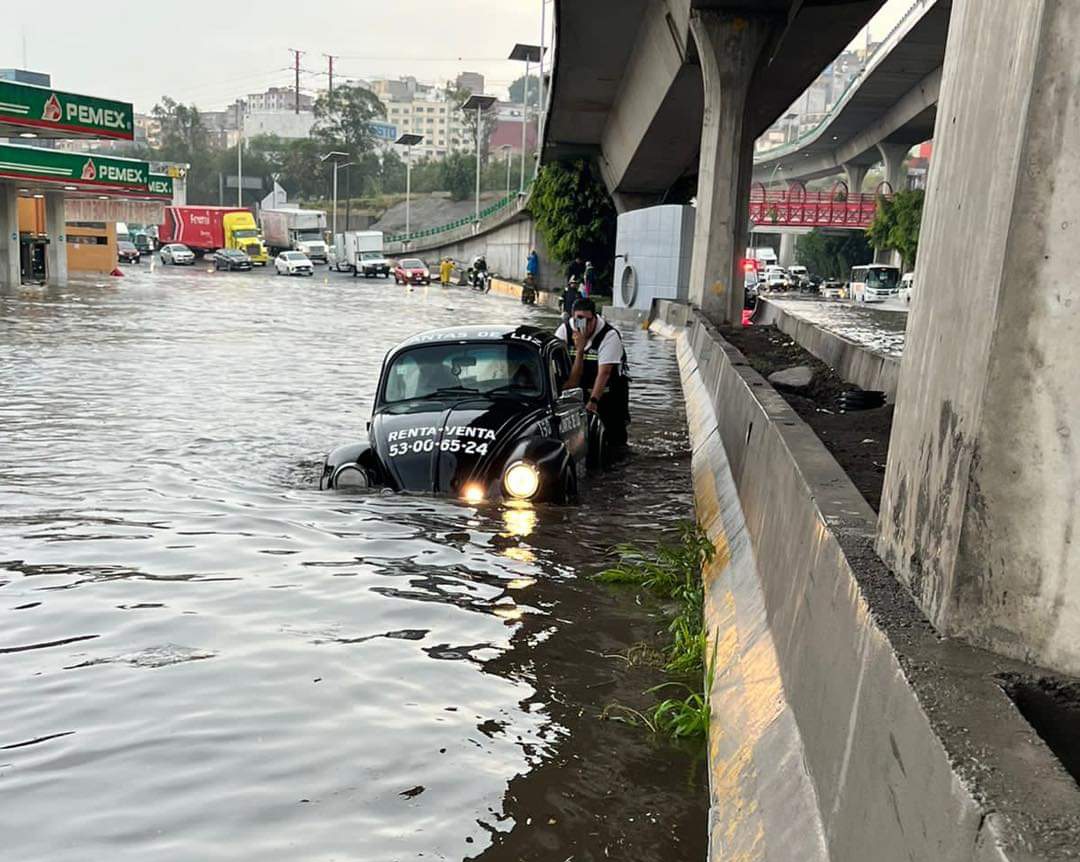 Se inundan carriles del Boulevard Ávila Camacho tras lluvia #regionmx 