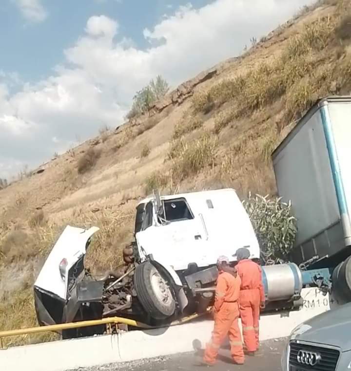 Tráiler queda con medio cuerpo "de fuera" en la Chamapa-Lechería #regionmx