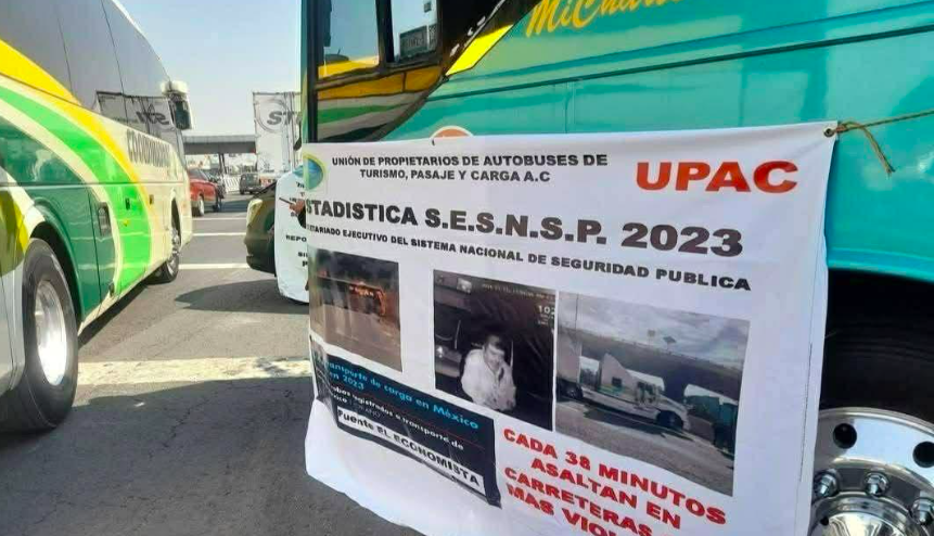 Transportistas bloquean caseta de la México-Querétaro #regionmx