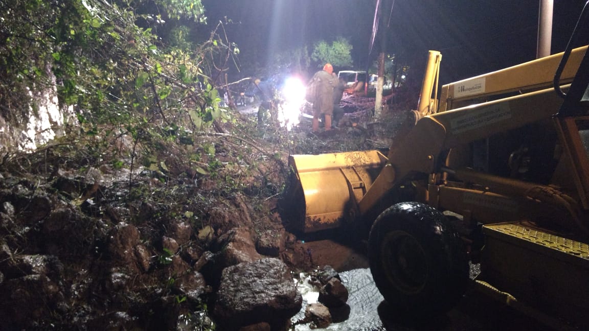 Deslaves y domicilios afectados provocó fuerte lluvia en Huixquilucan #regionmx