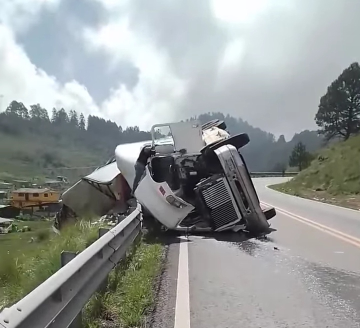 Tráiler vuelca en la carretera Naucalpan - Toluca #regionmx 