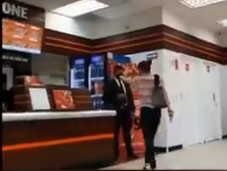 Mujer enloquece y amenaza a empleados de Little Caesars por pedirle que usara cubrebocas; le apodan LadyPizza
