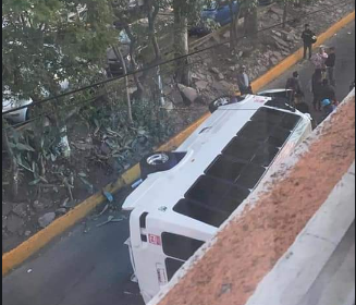 Microbús vuelca en Naucalpan #regionmx