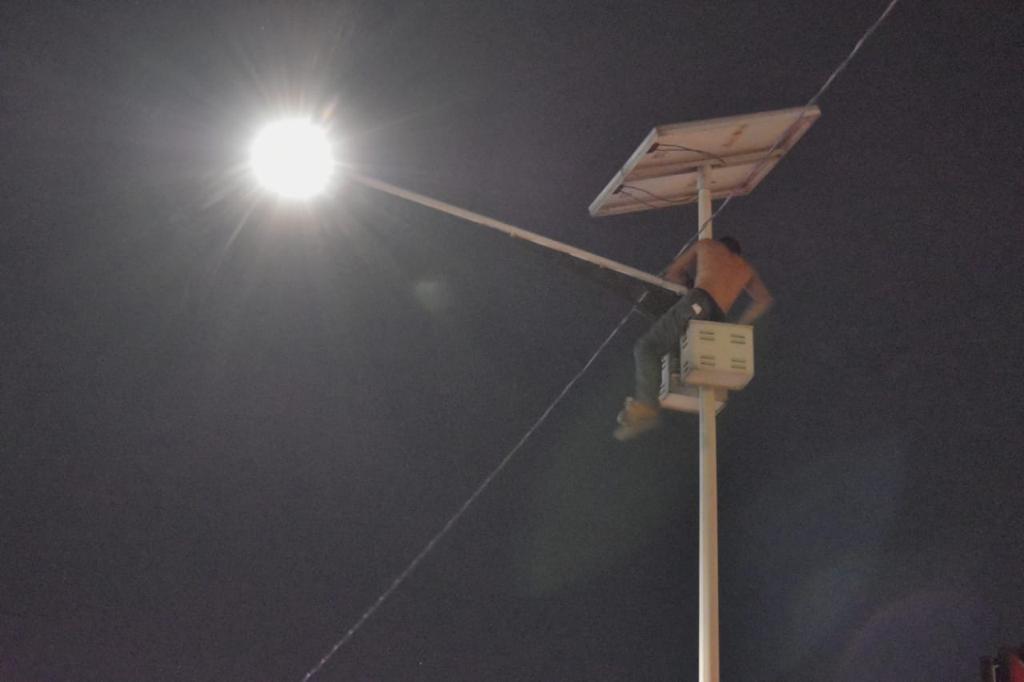 Sujeto es rescatado de poste de luz #regionmx