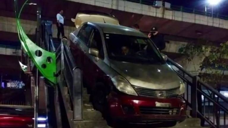 Taxista se queda “atorado” en puente peatonal de Periférico #regionmx