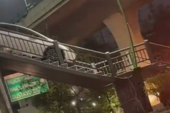 Auto se atora en puente peatonal de Naucalpan #regionmx 