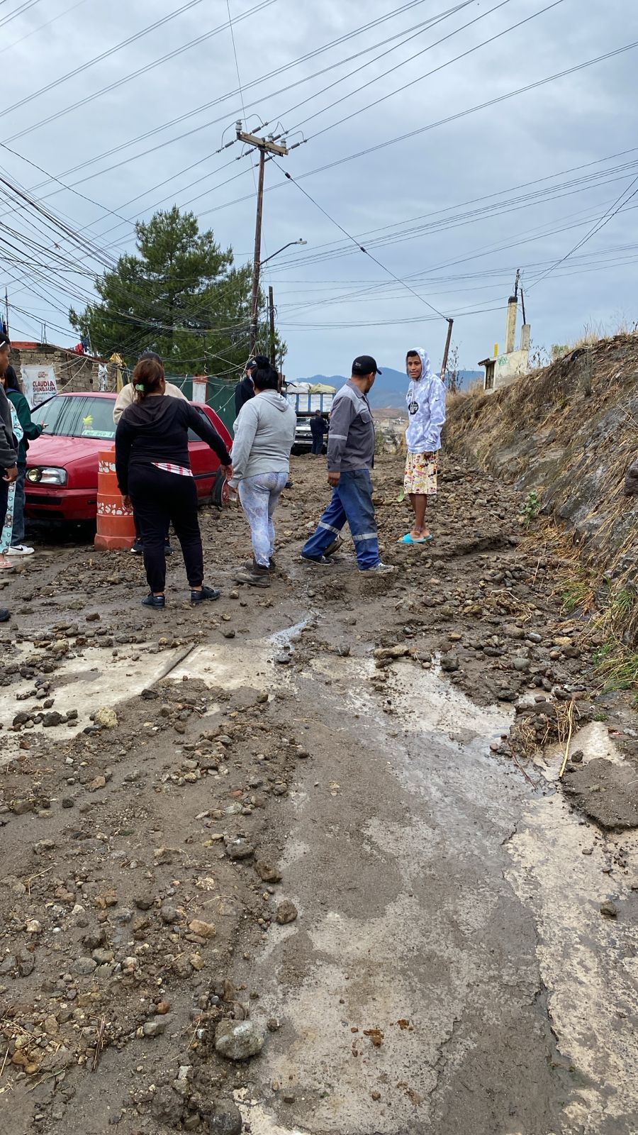 Protección Civil y Bomberos atienden deslizamiento en Praderas San Mateo #regionmx