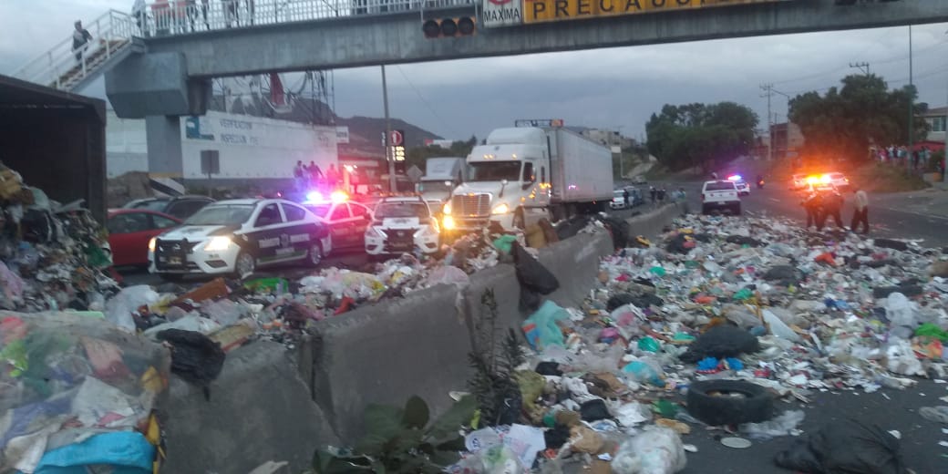 Vuelca tráiler en la avenida Reyes Heroles en Tlalnepantla de Baz #regionmx