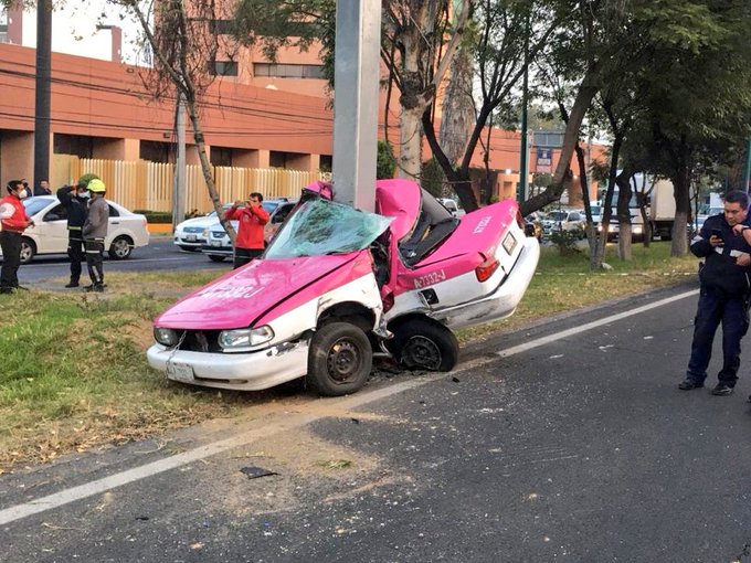 Taxi queda destruido tras impacto en Periférico Norte #regionmx