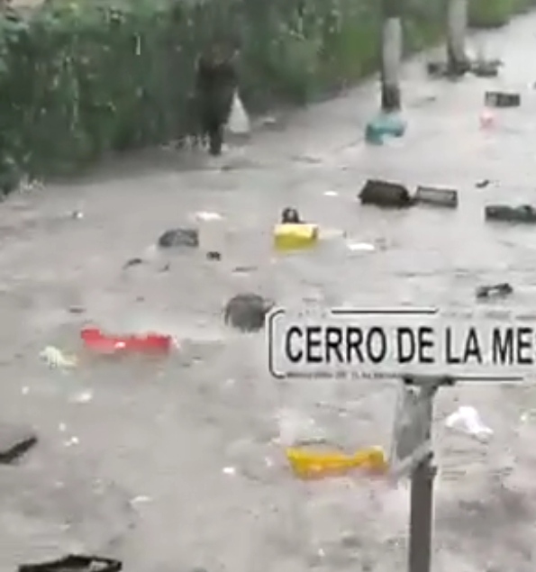 Corriente de agua arrastra a mujer y destruye tianguis en Tlalnepantla #regionmx