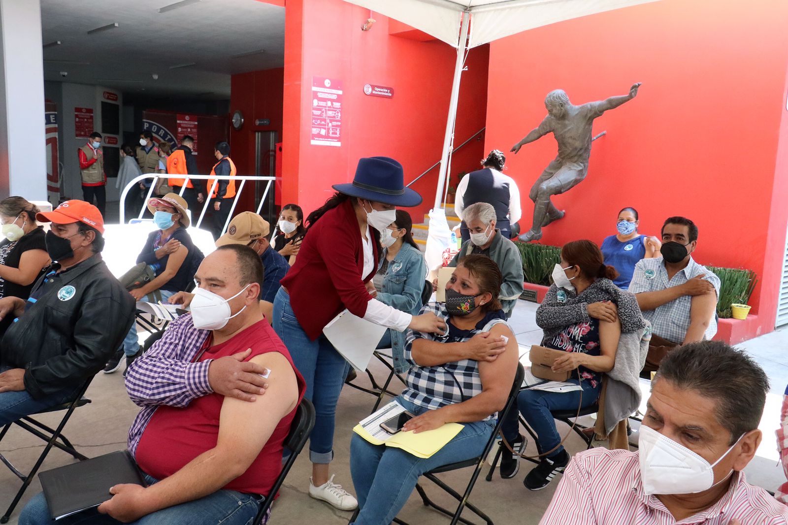 Sin contratiempos adultos de 50 a 59 años de edad reciben vacuna en Toluca #regionmx