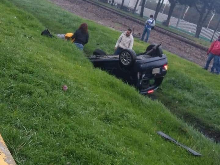 Automóvil vuelca en Paseo Tollocan #regionmx