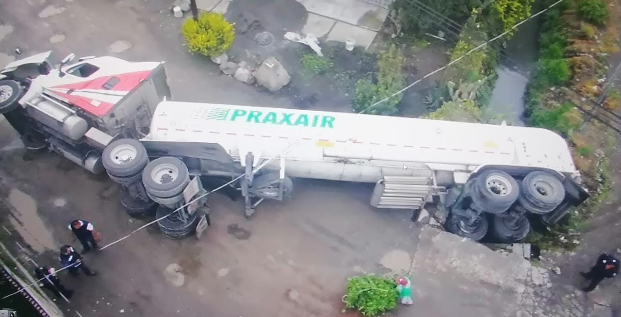 Pipa con nitrógeno vuelca en Toluca #regionmx