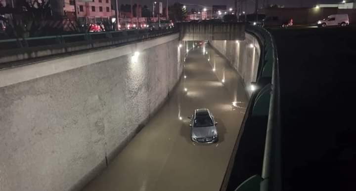 Vehículo queda atrapado en puente de Las Torres tras lluvia #regionmx 