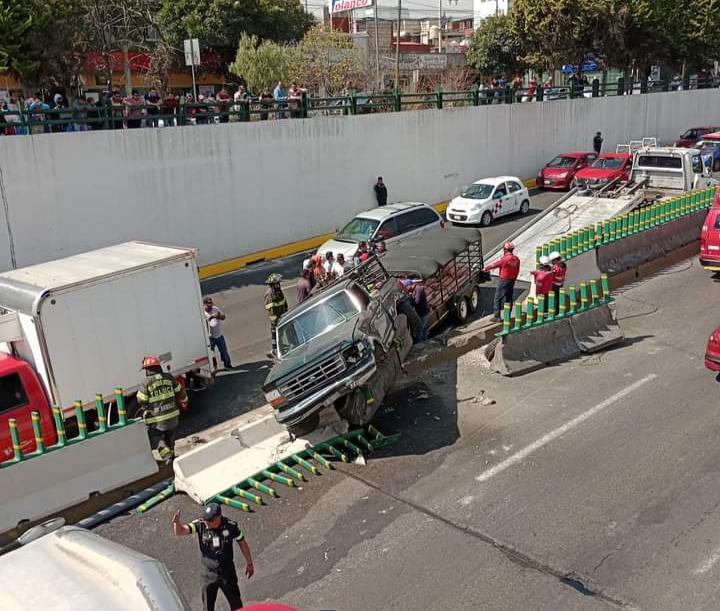 Choca camioneta con puerquitos en Tollocan #regionmx 