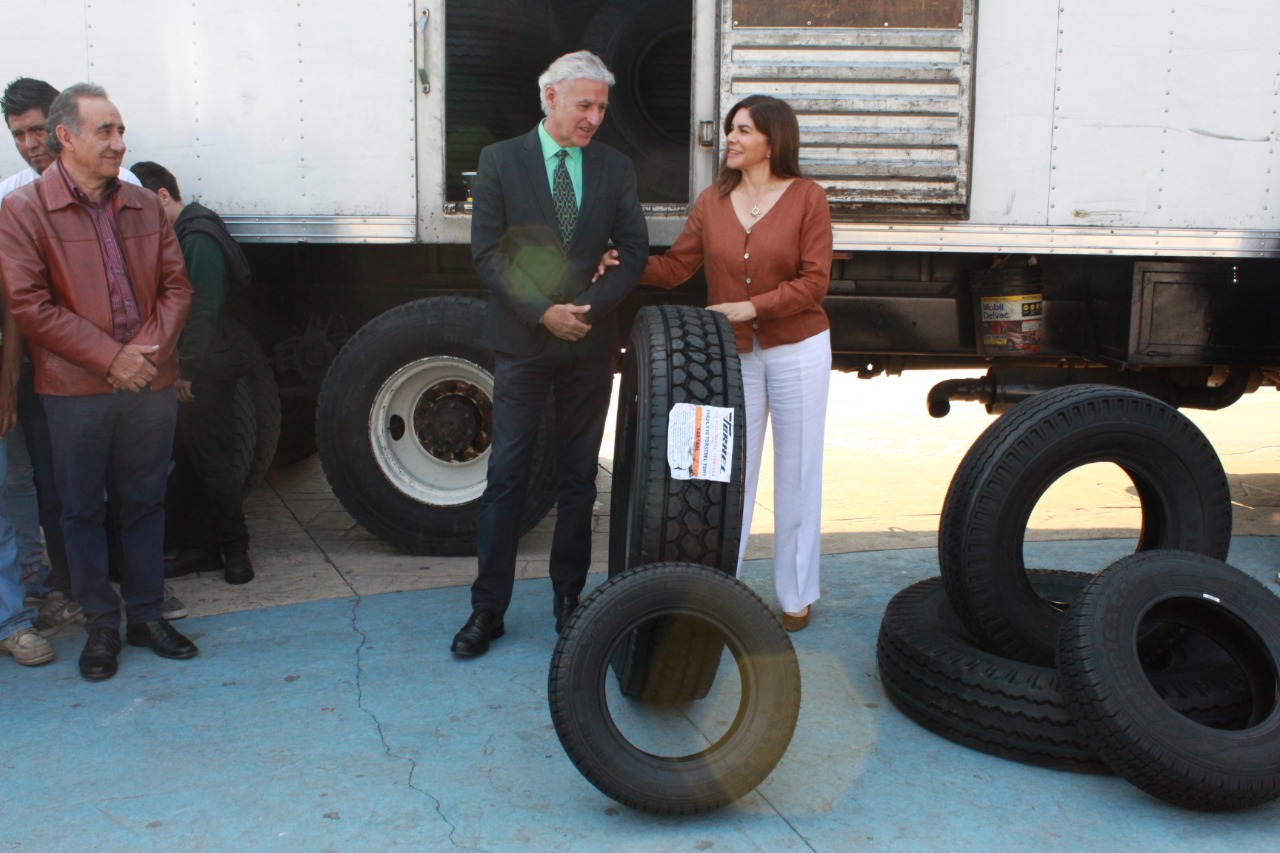 Recibe Elena García donativo de llantas de parte de la empresa Tornel #regionmx
