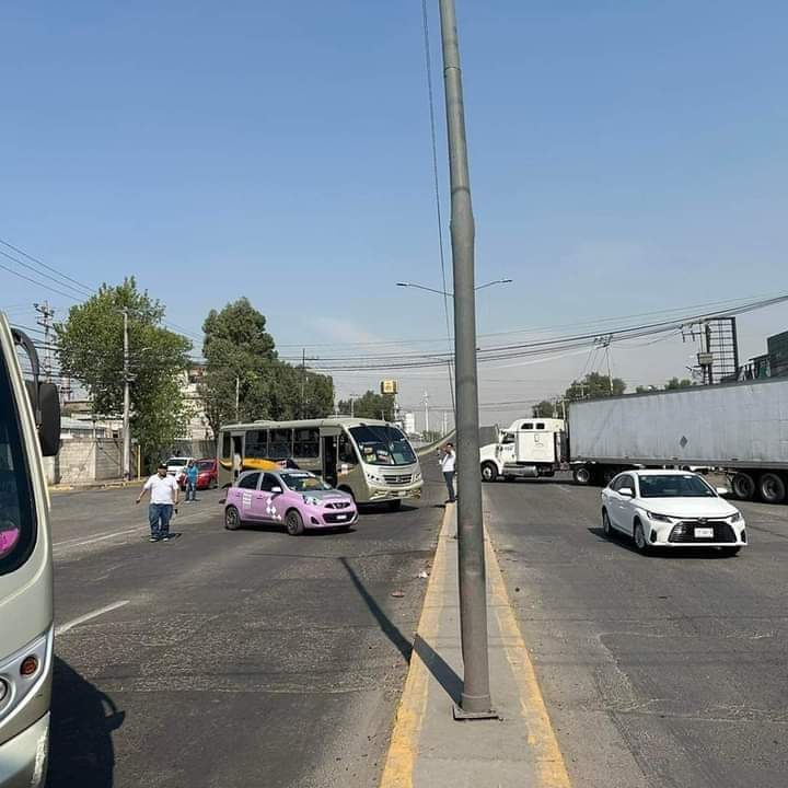 Transportistas bloquean accesos de Tultitlán #regionmx