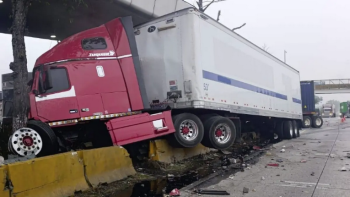 Tráiler choca contra caseta en la autopista México-Querétaro #regionmx